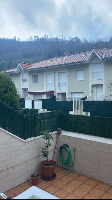 Villa Casa En La Montana Con Piscina De Temporada Arredondo Exterior foto